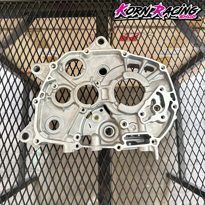 แคร้งกลางด้านขวา/เรือนเครื่องยนต์ด้านขวา เวฟ110i(2009-2020) เบิกศูนย์ 11100-KWW-740