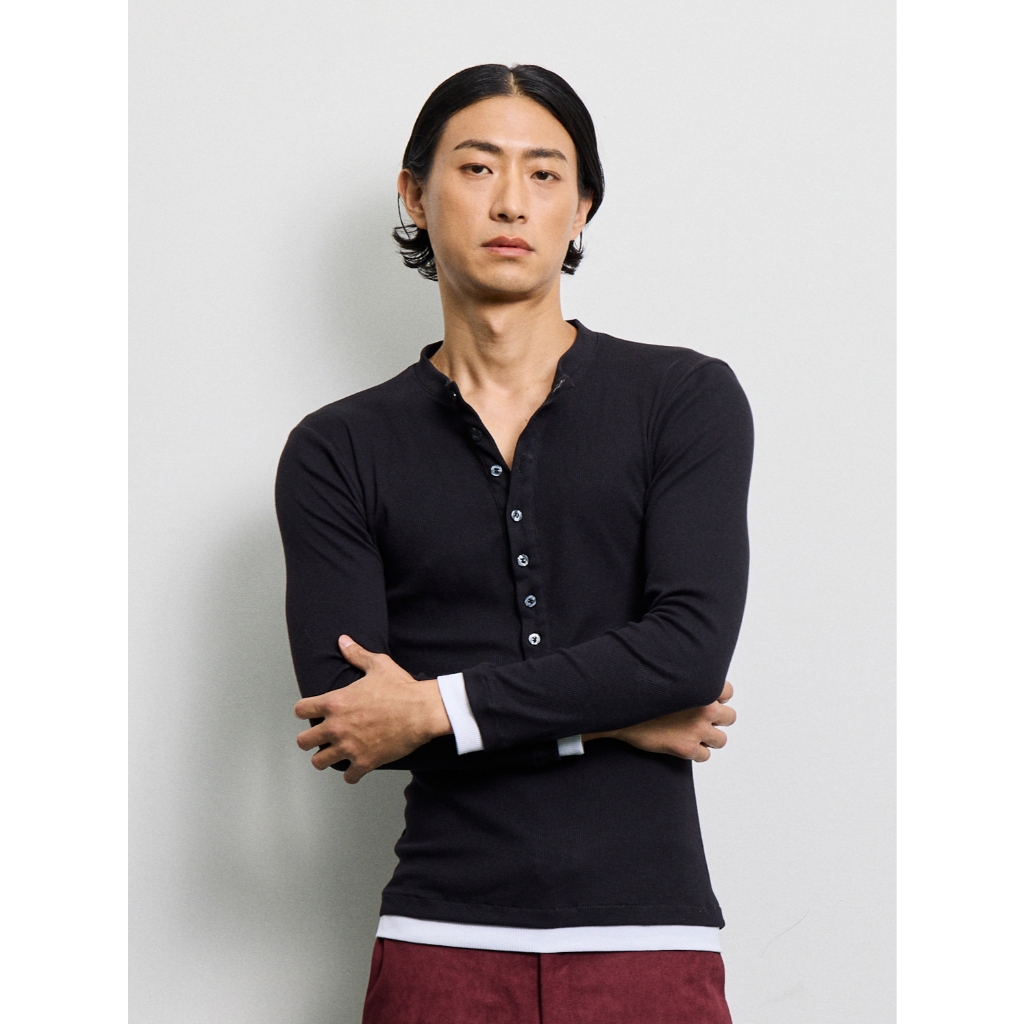 Hunter Studios - เสื้อยืดแขนยาว ทรงพอดีตัว คอกระดุม ตัดต่อปลายแขน ผ้าRibbed รุ่นHenley Shirt