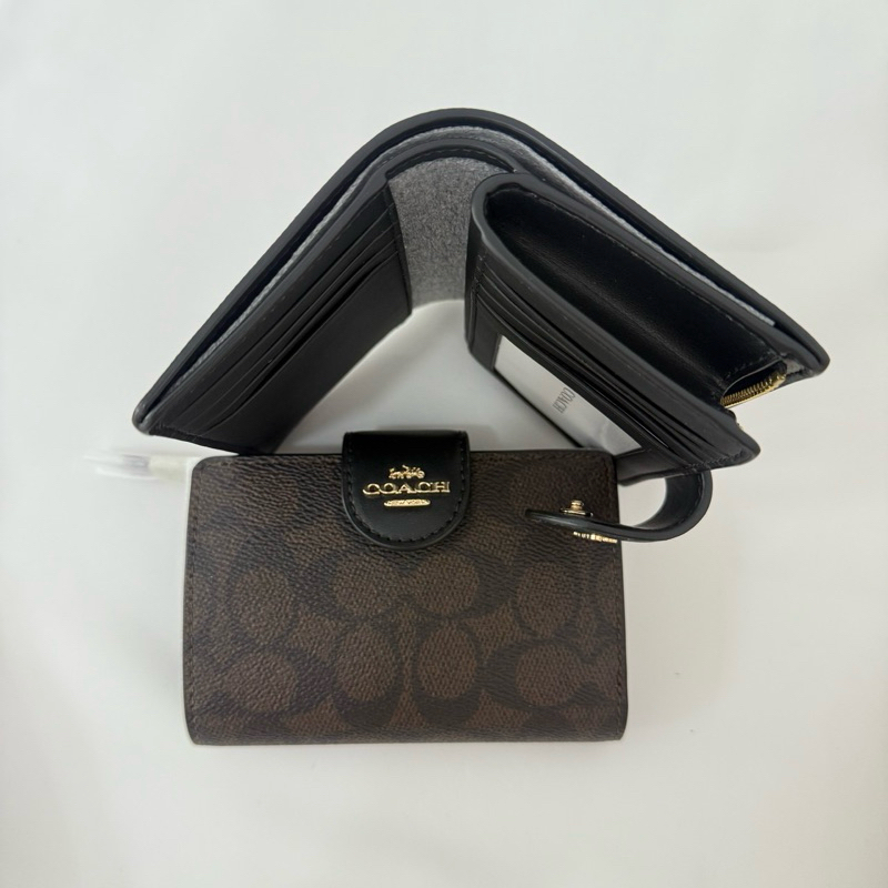 ✴️แท้ 💯% MEDIUM CORNER ZIP WALLET IN SIGNATURE CANVAS CW786