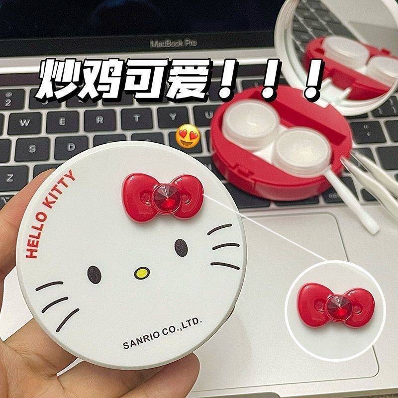 กล่องใส่คอนแทคเลนส์ ลาย Hello Kitty    มีให้เลือก 2 แบบ  1. กล่องทรงวงกลม ขนาด 7x7 cm  ด้านในประกอบไ