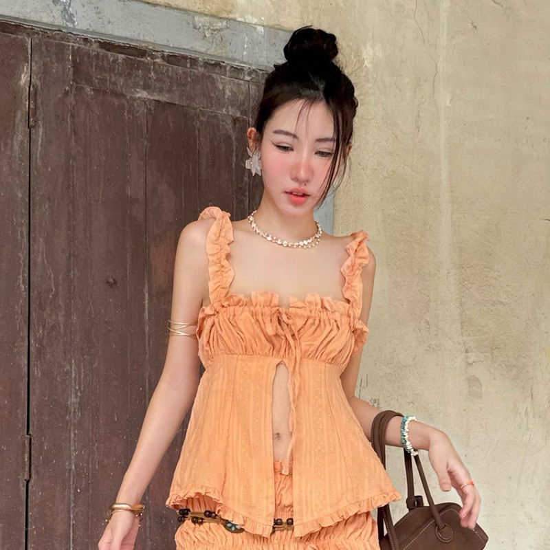 งานป้าย Suwimol 🌼 เสื้อสายเดี่ยวระบายโอลีน อกระบาย ผูกโบว์หน้า Merry ส้ม Carrot