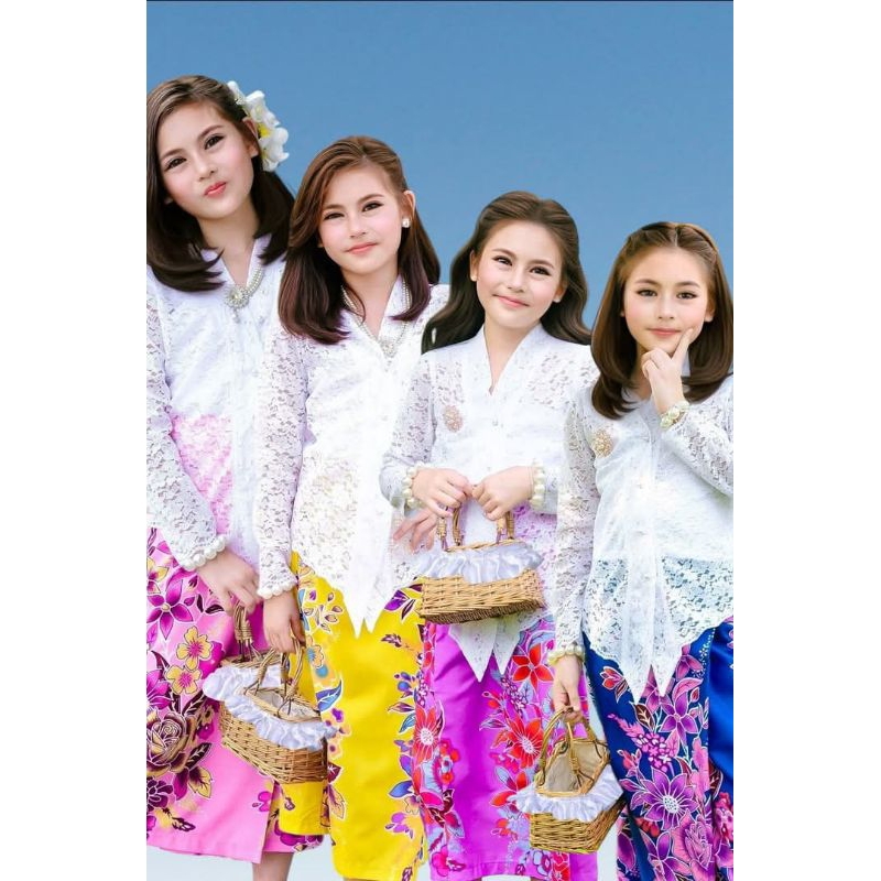 Oy // ชุดไทยเด็กบาหยาภาคใต้ เสื้อลูกไม้ผ้านิ่ม ไม่คัน กระดุมมุก มีเกาะอกด้านในสม็อคหลัง กระโปรงเป็นผ้าถุงป้ายสำเร็จรูป