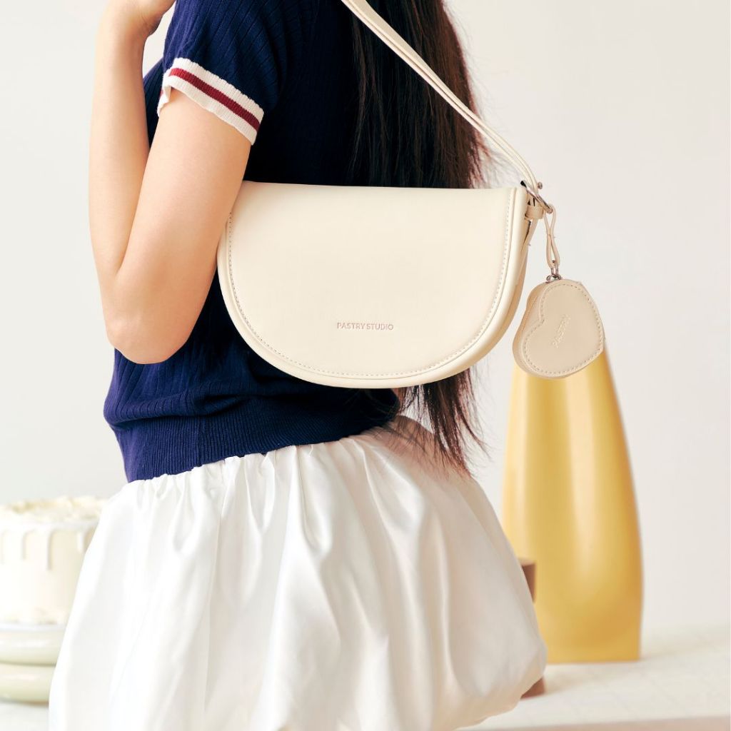 🥞 Crepe กระเป๋าทรง half moon คอสบอดี้ได้ - The pastry studio