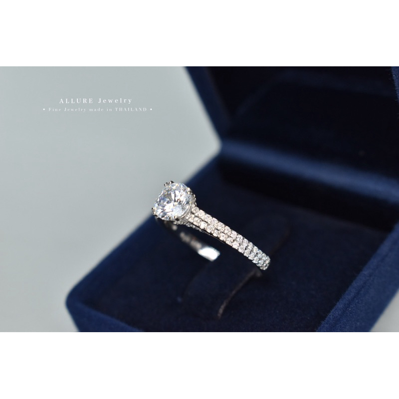 แหวนเพชรเงินแท้ 925 ชุบเคลือบทองคำขาว ประดับเพชร CZ Swiss diamond [ 𝐆𝐞𝐦𝐦𝐚 - 𝐀𝐥𝐥𝐮𝐫𝐞 𝐉𝐞𝐰𝐞𝐥𝐫𝐲 ] - รูปที่ 4