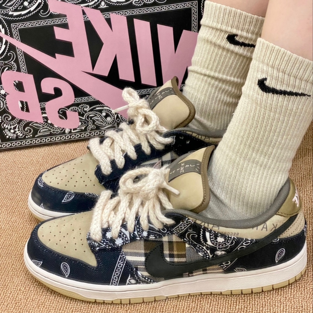 🔥ของแท้ ขายร้อน100%🥇SB Dunk Low "Travis Scott"ชาย หญิงแฟชั่นคู่รักสบายๆ ดอกไม้แคชวี รองเท้าบอร์ด