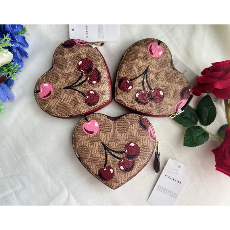🍒🍒พร้อมส่งที่ไทย  Heart Coin Case In Signature Canvas With Cherry Print ขนาด : 4"(L) x 3" (H) x 1" (