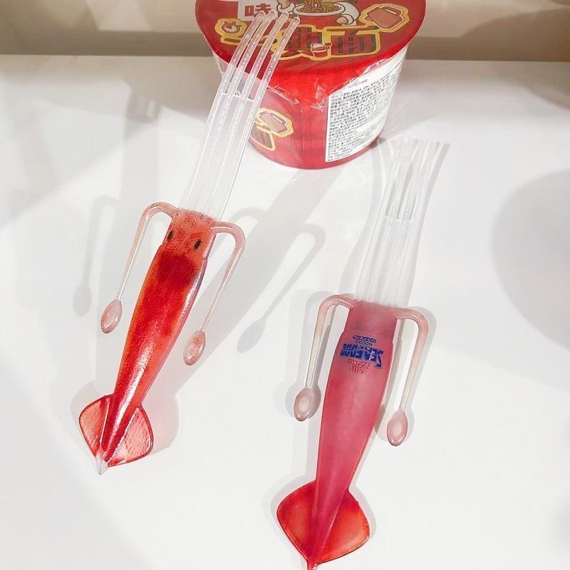 พร้อมส่ง ส้อมรูปปลาหมึก ไว้กินบะหมี่ มาม่า Squid shaped fork ส้อม ส้อมพลาสติก เครื่องครัวน่ารัก ของขวัญ หมึก 15017