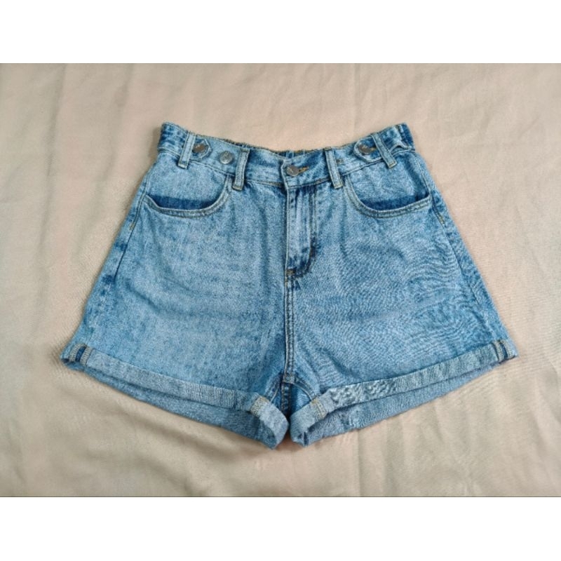 ป้าย JULY&ANSON กางเกงยีนส์ขาสั้นเอวสูง
รอบเอว 27 ถึง 29 สะโพก 40 ความยาว 13 นิ้ว

***ตำหนิกระดุมด้า