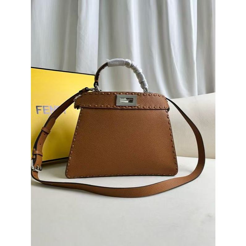 FENDI Fendi Peekaboo ISeeU กระเป๋าถือหนังลูกวัวสะพายไหล่ขนาดกลาง สีน้ำตาล 8BN327  487