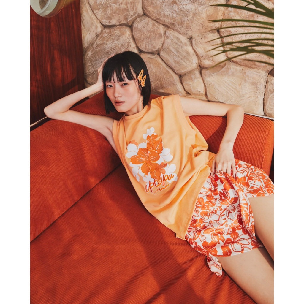 UPTOYOU เสื้อยืดผู้หญิงแขนสั้น Woman T-shirt with logo embroidered in Orange