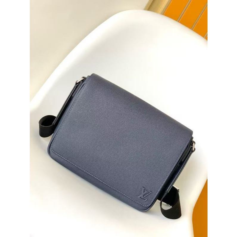 LOUIS VUITTON District PM NV3 Cowhide Messenger Shoulder Bag Small Men สีน้ำเงินเข้ม M30969  578