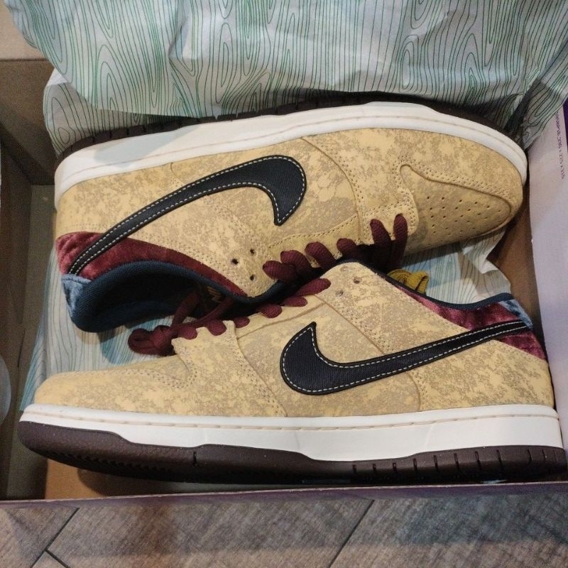 Nike SB dunk low pro ( size 9, 9.5 us men )