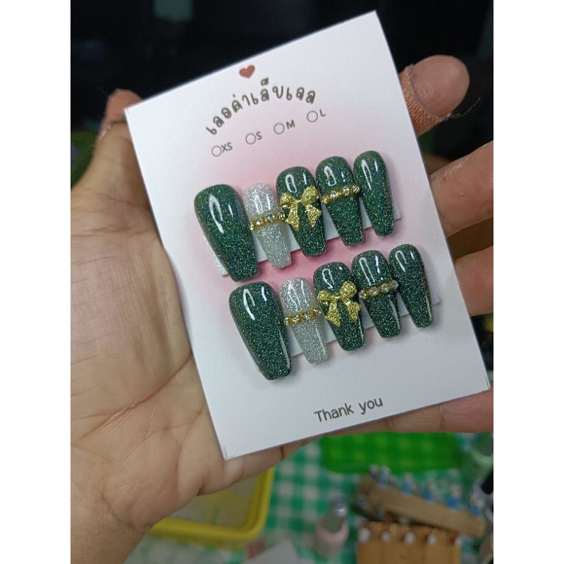 เล็บเจลสำเร็จสีแฟลตสีเขียวเข้มทรงบัลเล่ต์ยาวกลางแถมกาวตะไบ
