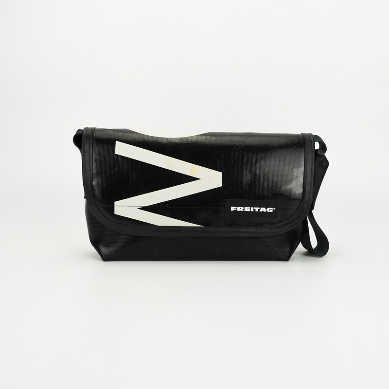 FREITAG F41 HAWAII FIVE-O  ผ้าดำ ใส้เทา ด้านหน้าสกรีน wde สีขาวออกครีมนิดๆ ผ้าหนานุ่มผ้าเงา ผ้าสะอาด