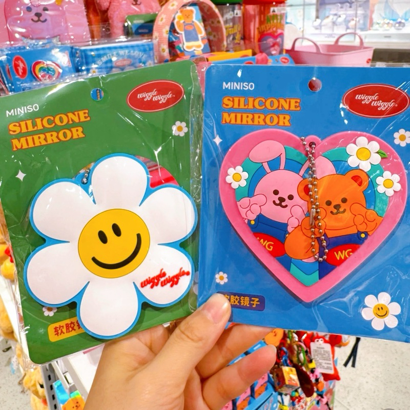 พร้อมส่ง🌈กระจกพกพา Wiggle Wiggle x Miniso หมี ดอกไม้ กระจกน่ารัก พวงกุญแจกระจก Pocket Mirror กระจกแต่งหน้า 02012