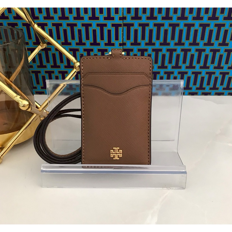📌💚 พร้อมส่งที่ไทย   ®️TORY BURCH 136584 EMERSON LANYARD®️กระเป๋าพนักงานห้อยคอคล้องบัตรเอ็มเมอสันน้ำต