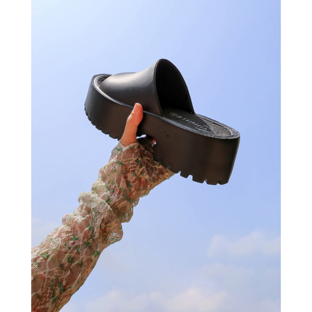 Villains SF MARINA Platform Flat Sandals รองเท้าแตะแพลตฟอร์มผู้หญิง ส้นสูง 2.2"