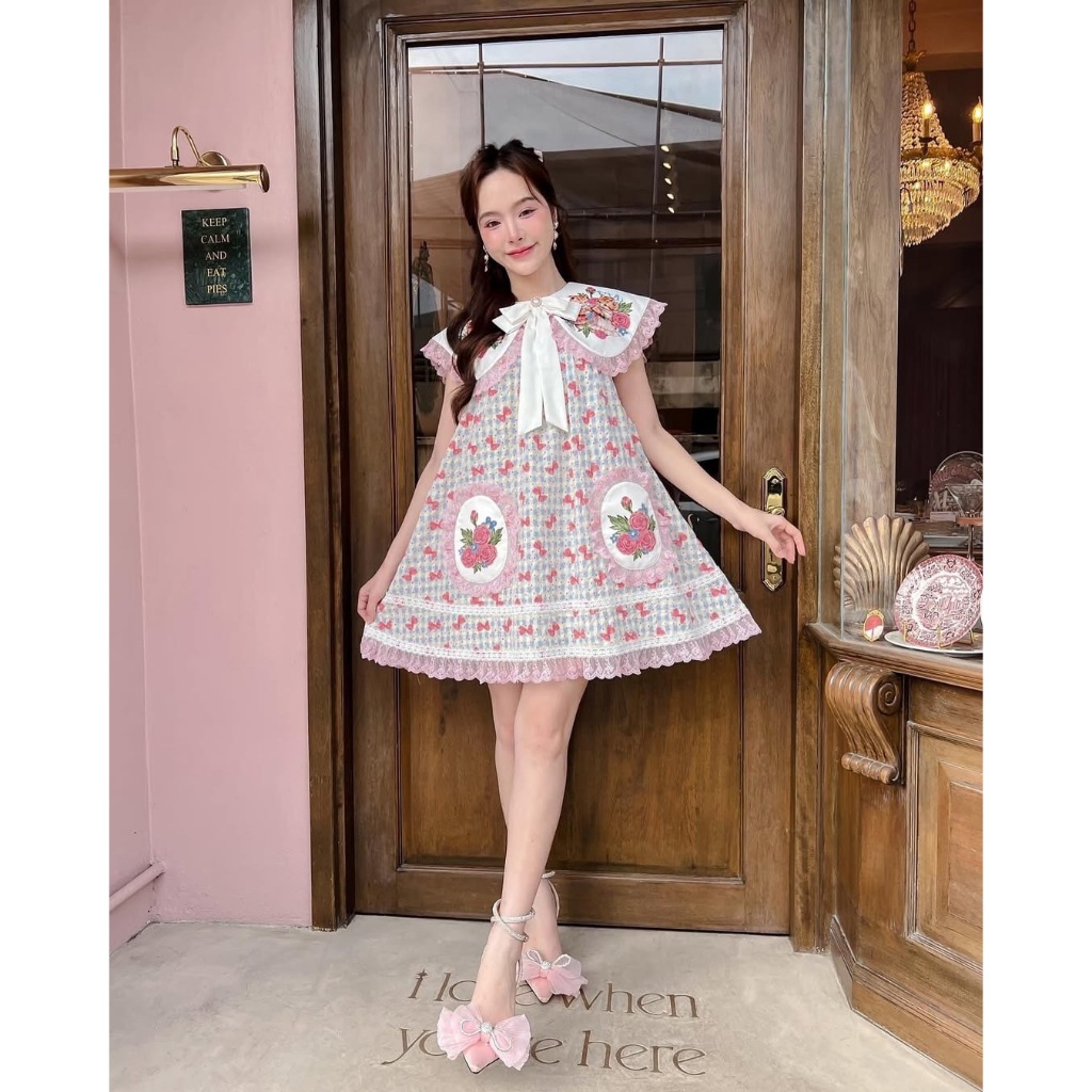 BLT BRAND PR356 การันตีเสื้อผ้าแบรนด์แท้ มินิเดรสทรงปล่อยลูกไม้ชมพูพร้อมส่ง ลายโบว์น้อย แต่งโบว์สีขา