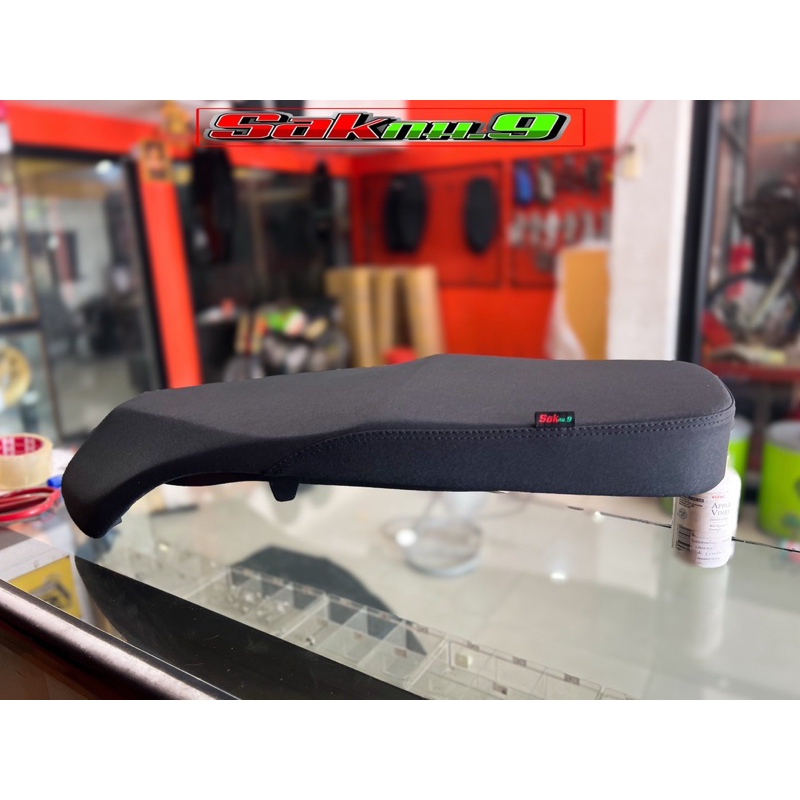 เบาะ Giorno ทรงกลาง ด้ายสีน้ำเงิน ทรงสวย ลงตัวเข้ากับตัวรถ งานปราณีต ใช้ฟองน้ำเกรดดี