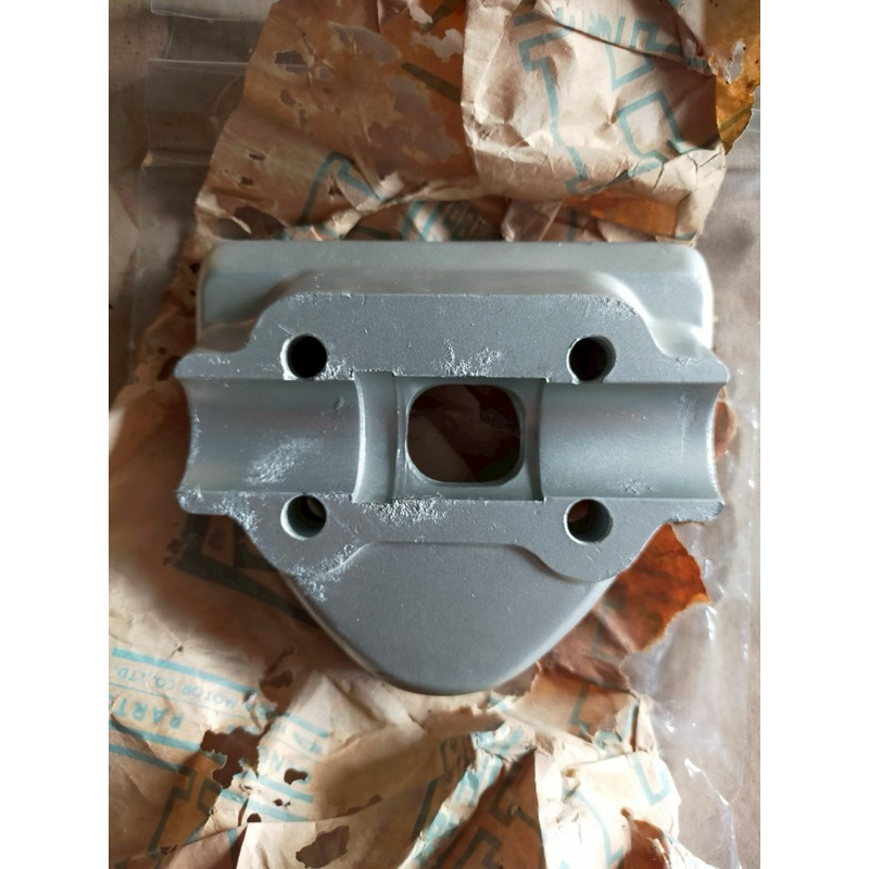 ปะกับแฮนด์ ตัวล่าง Honda C95 C92 แท้ใหม่ Made in japan