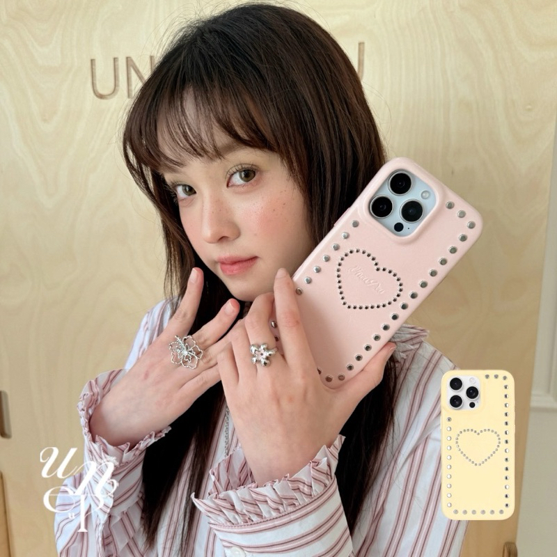 (พรี) เคสไอโฟน UNEUPEU เคสหัวใจหมุดหนังแฟชั่น รุ่น SweetHeart Charm 💕✨🌸🌼