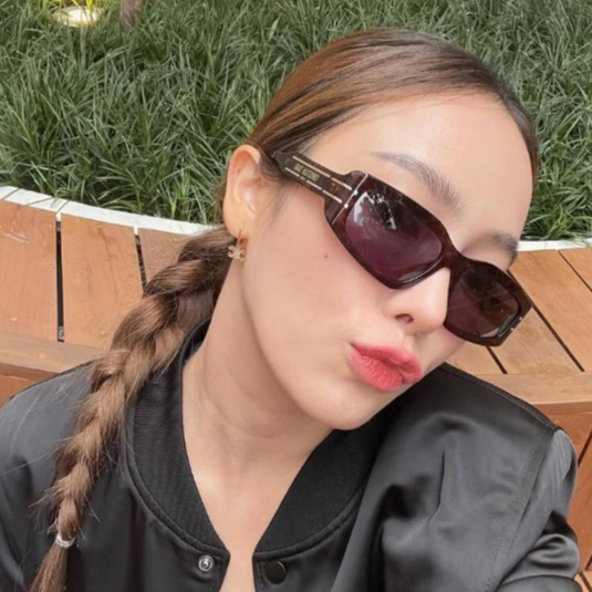 แว่นกันแดด Dior รุ่น Signature S9U ทรงเหลี่ยมเหมาะทุกรูปหน้า น้ำหนักเบา ใส่สบาย ด้านข้างขาแว่นสวยหรู