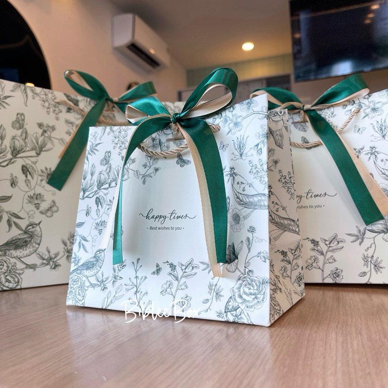 ꒰1ใบ꒱ถุงกระดาษ HAPPY TIMES สีเขียวอ่อน(สีเขียว)ลายดอกไม้สุดละมุน ดีไซน์สวย ริบบิ้นทูโทน สีทอง-สีเขียว