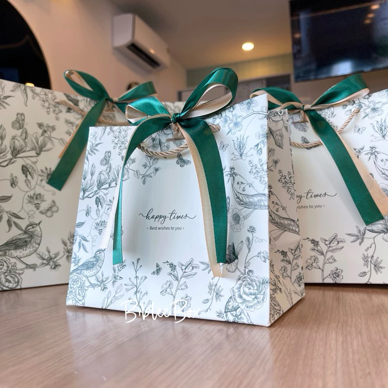 ꒰1ใบ꒱ถุงกระดาษ HAPPY TIMES สีเขียวอ่อน(สีเขียว)ลายดอกไม้สุดละมุน ดีไซน์สวย ริบบิ้นทูโทน สีทอง-สีเขียว