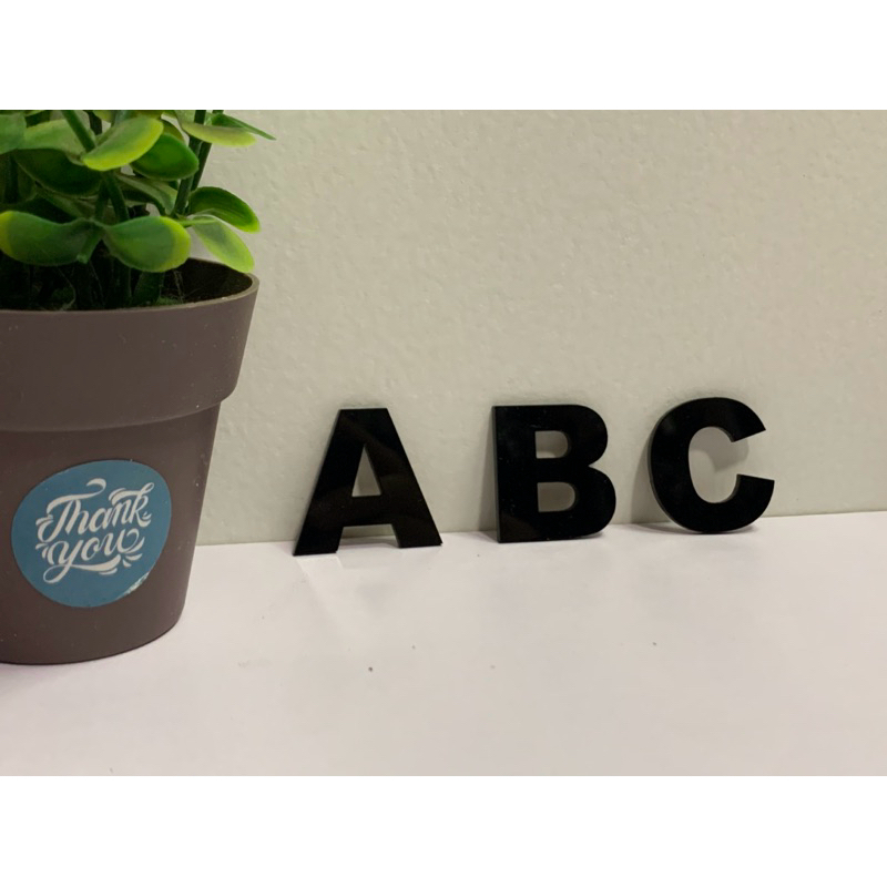 ตัวอักษรอะคริลิค (สีขาว และ สีดำ) ตัวพิมพ์ใหญ่ สูง 4 ซม.