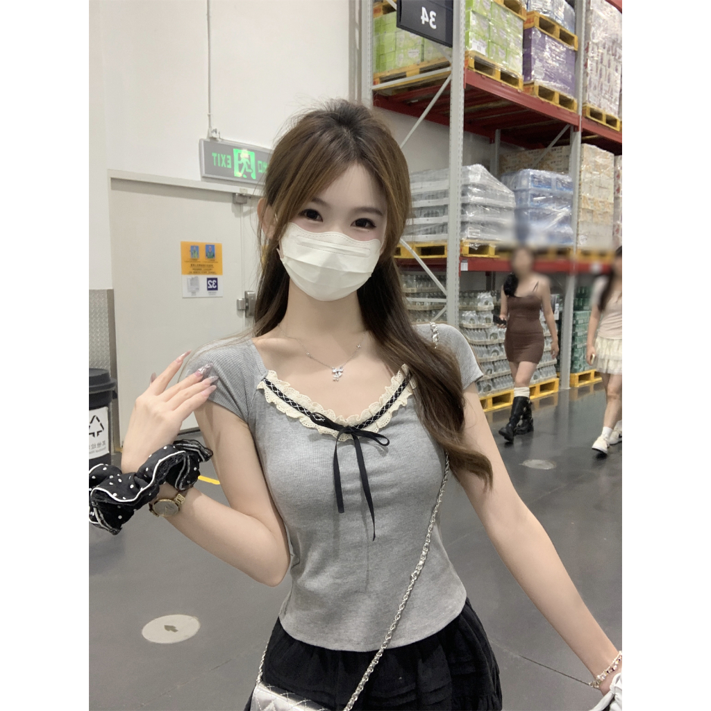 Beryl 🌻เสื้อยืดสวยๆผู้หญิง เสื้อยืดเข้ารูป แขนสั้น แต่งโบว์ ลูกไม้คอวีน่ารัก สไตล์เกาหลีเรียบง่าย