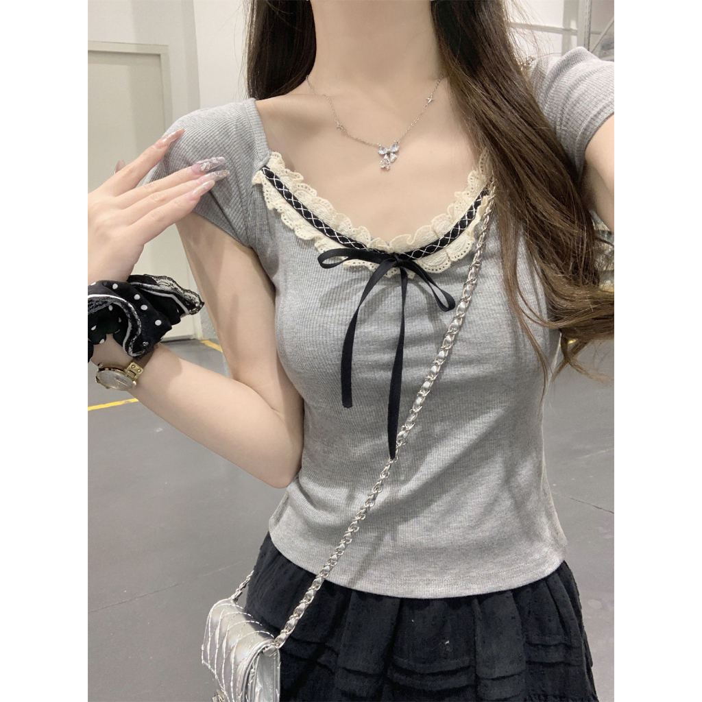 Beryl 🌻เสื้อยืดสวยๆผู้หญิง เสื้อยืดเข้ารูป แขนสั้น แต่งโบว์ ลูกไม้คอวีน่ารัก สไตล์เกาหลีเรียบง่าย