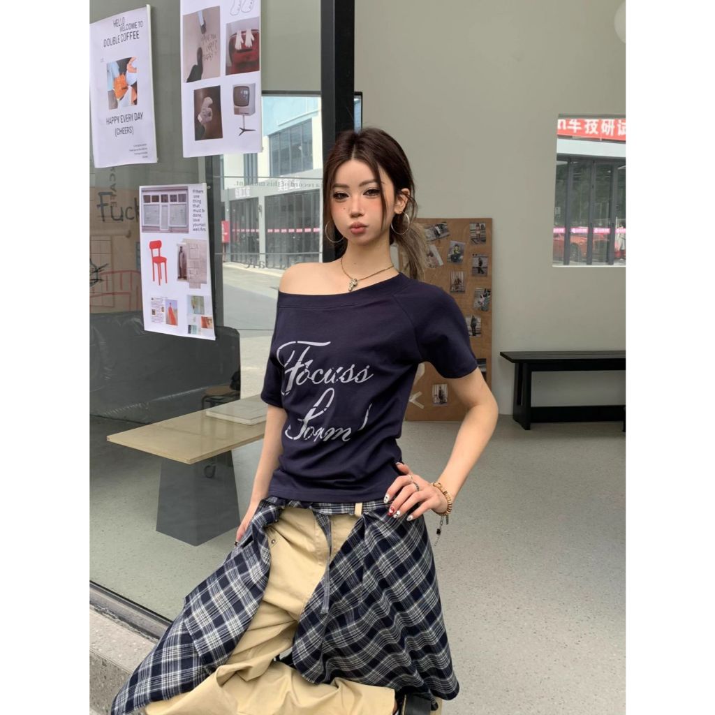 เสื้อยืดผู้หญิง เสื้อปาดไหล่ แขนสั้น เสือใส่สบาย โอเวอร์ไซส์ เสื้อเเขนสั้นผู้หญิง ผ้านิ่ม เข้ากับทุกสไตล์ได้ สไตล์วินเทจ รูปที่ 7