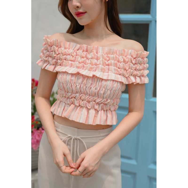 TheBlancPale : PIXXIE TOP (FREESIZE) เสื้อเปิดไหล่สุดน่ารัก ใส่แล้วได้ลุคหวานปนเซ็กซี่เล็กๆ ดีเทลจีบระบายเฉพาะตัว