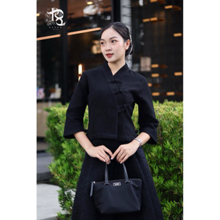 เสื้อพื้นเมืองสีดำ ทรงคอวีป้ายแขนสี่ส่วนปลายโค้งสวย งานกระดุ…