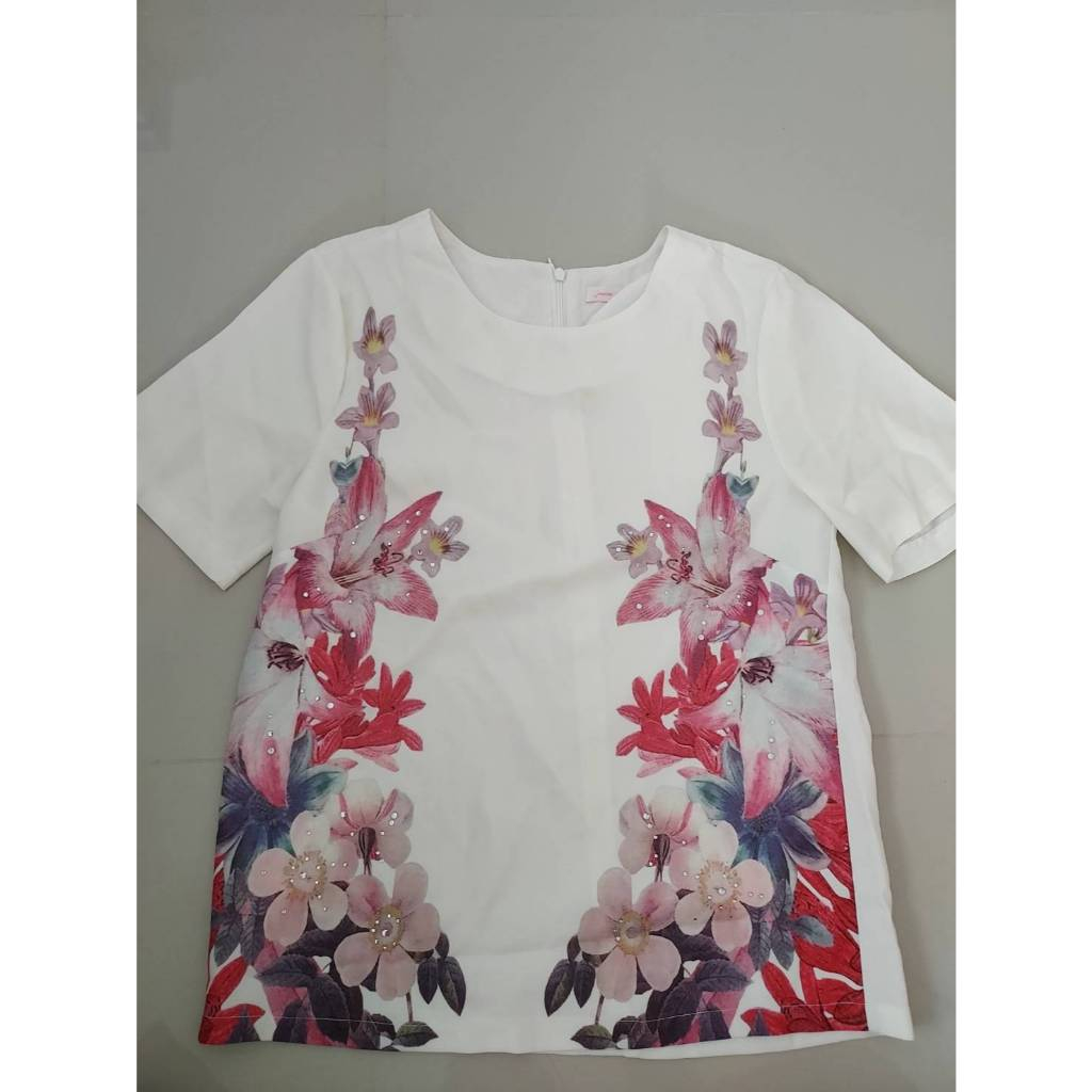 Jeune weekend Size m เสื้อคอกลม ญ หน้าอก  34 สีขาว ลายกราฟฟิกดอกไม้