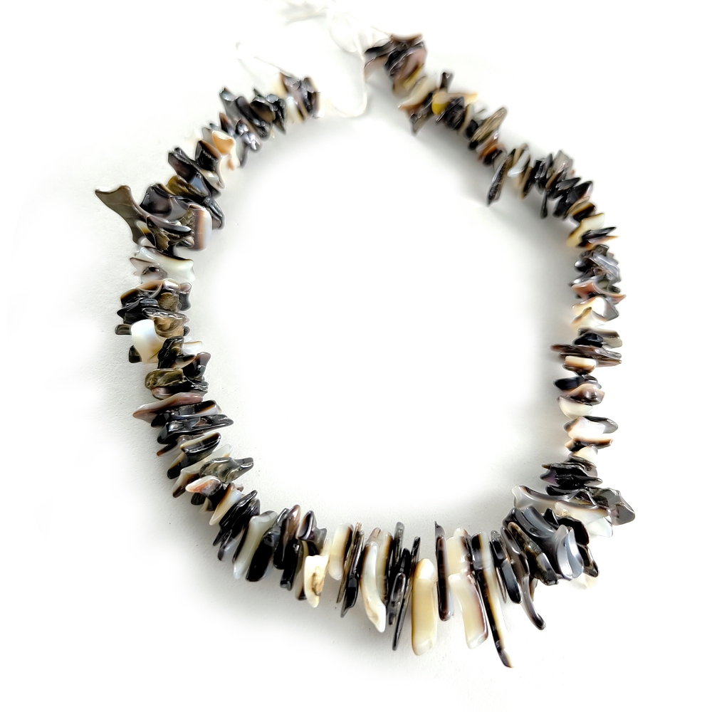 ลูกปัดเปลือกหอยมุกแท้ลักษณะเป็นชิ้นเล็กๆ สีดำ Black Mother of Pearl Shell Chip ขนาด 6x20 mm - (LZ-0749) - รูปที่ 2