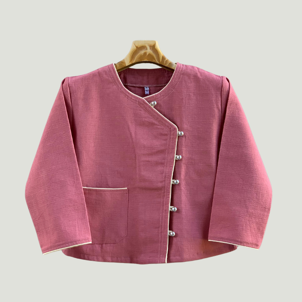 เสื้อผ้าฝ้ายชินมัย คอกลมป้ายกระเป๋า กระดุมสีเงิน งานกุ้นสีตัดกับสีเสื้อ สวมใส่ได้ทุกงานดูดี ตามแบบชาวล้านนา