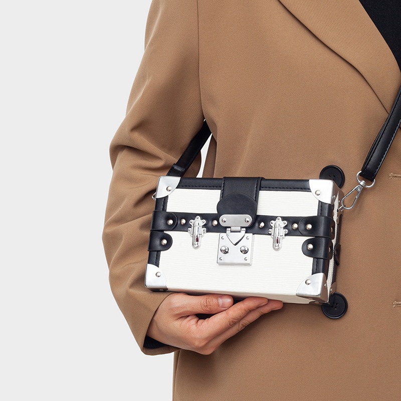 กระเป๋าสะพายข้าง กระเป๋าทรงกล่อง ดีไซน์คลาสสิค หนังPU แฟชั่น อะไหล่เงิน กระเป๋าสะพาย สไตล์เกาหลี