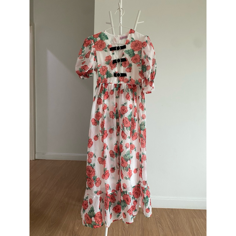 ส่งต่อ FLAT2112 FF0395 : MAJESTIC MEIGUI DRESS เดรสลายดอกดุหลาบ #เสื้อผ้ามือสอง #ส่งต่อFLAT2112