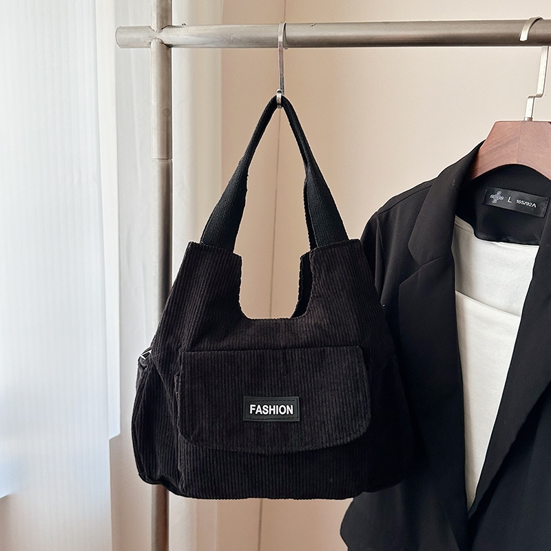 (B-1900) กระเป๋าสะพายไหล่ สไตล์วินเทจคลาสสิค สไตส์นี้เท่มาก กระเป๋าขนาดใหญ่จุของได้เยอะ เรียบง่าย งานดี ฮิตมากตอนนี้