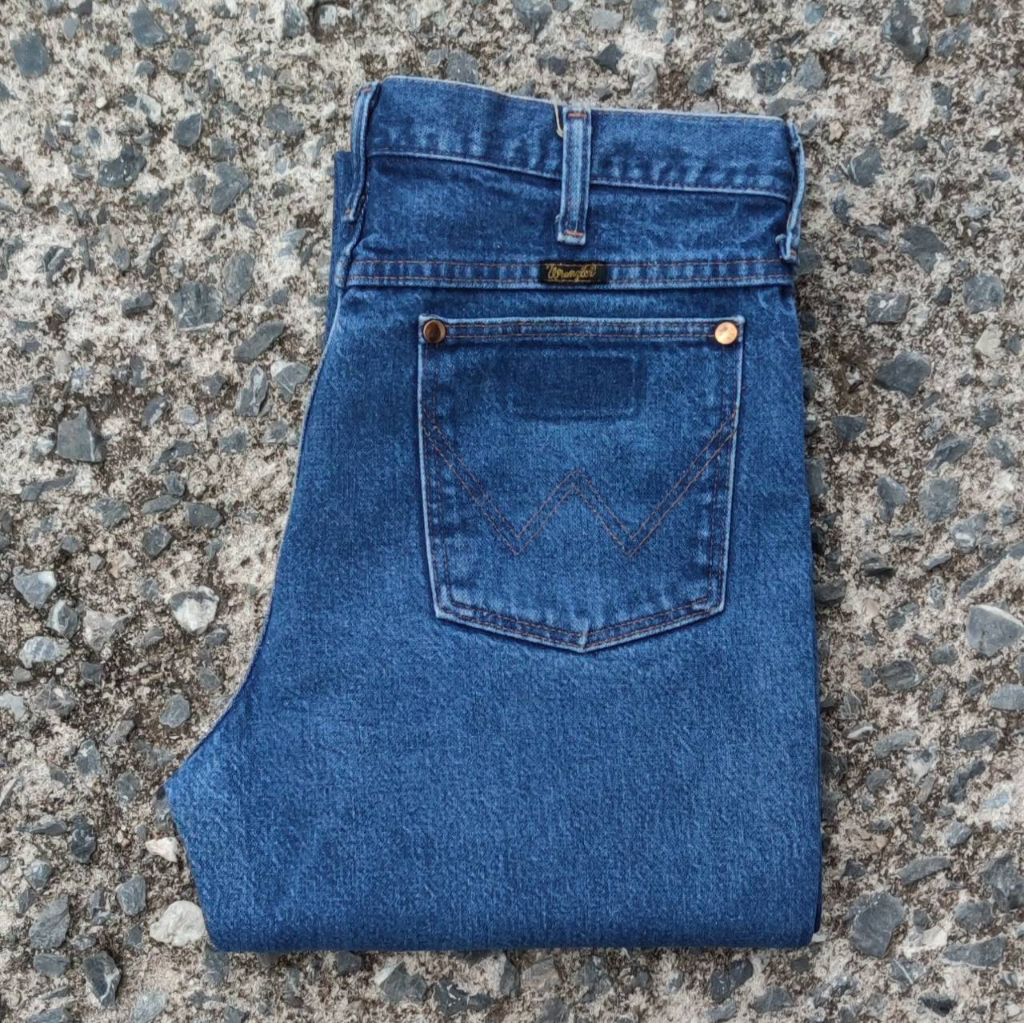 W5/32 กางเกงยีนส์มือสอง Wrangler รุ่น 936PWD เอววัดจริง 32.5" ยาวทั้งตัว 43.5" ปลายขา 8" ผลิต USA