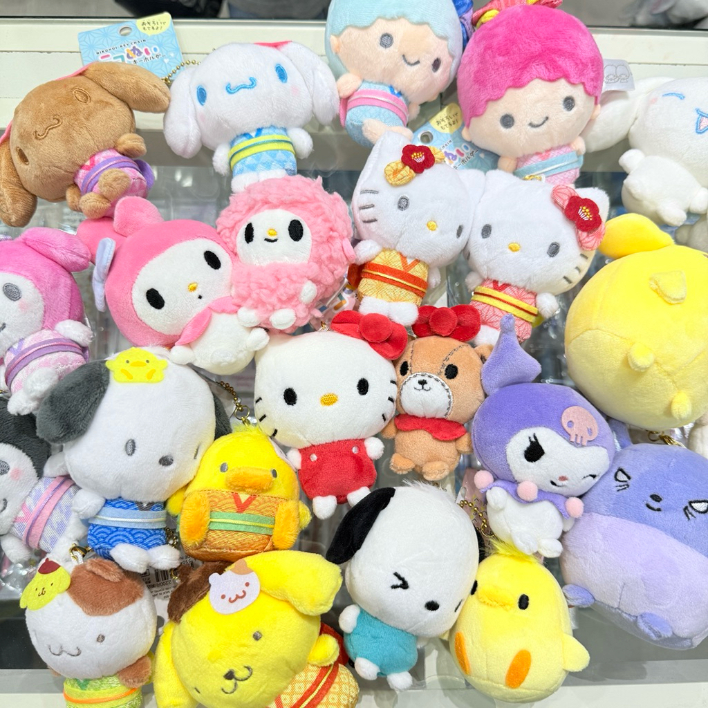 พวงกุญแจตุ๊กตาคู่ Sanrio มีแม่เหล็กติดกันที่แก้ม แยกใช้หรืออยู่ด้วยกันก็น่ารัก สินค้านำเข้าจากญี่ปุ่น
