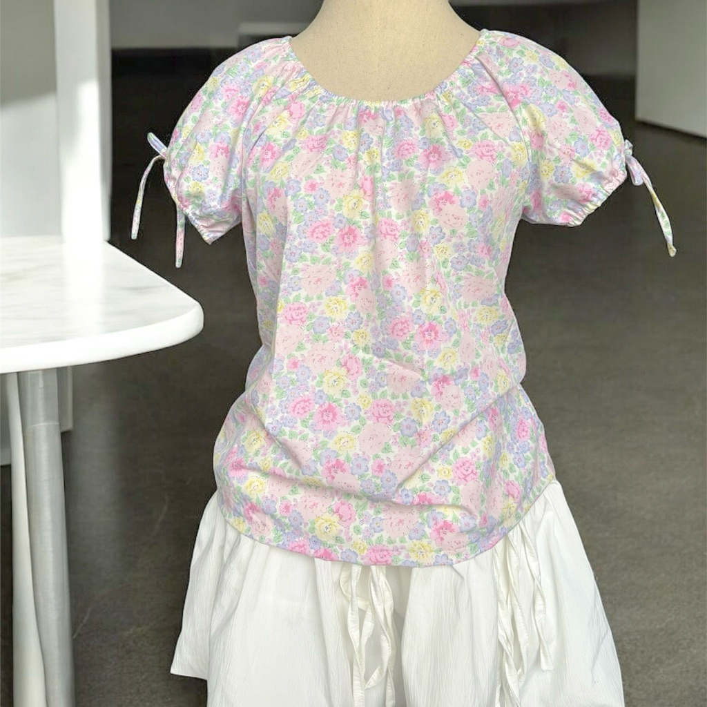 เสื้อแขนตุ๊กตาแต่งโบว์ที่แขน ลายดอกไม้สดใส