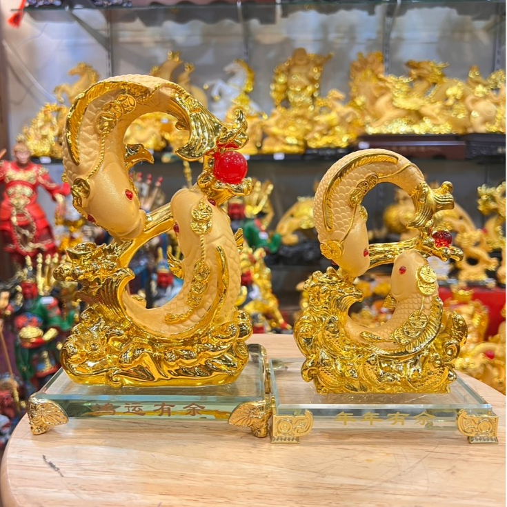 ส่งฟรี !!! ปลามงคลจีน ปลาหลีฮื้อคู่ ปลาเลข8 ปลาทอง รุ่นใหม่ เรซิ่นพ่นทรายทอง ฐานแก้ว สูง 6.5/8.5 นิ้ว ปลามงคล