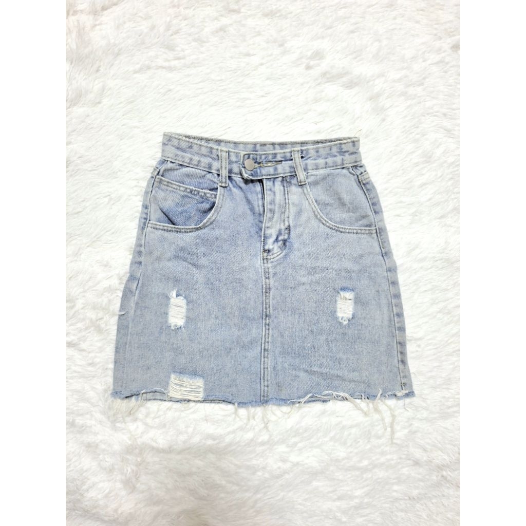 กระโปรงยีนส์ s,xs เอว23 มือสอง