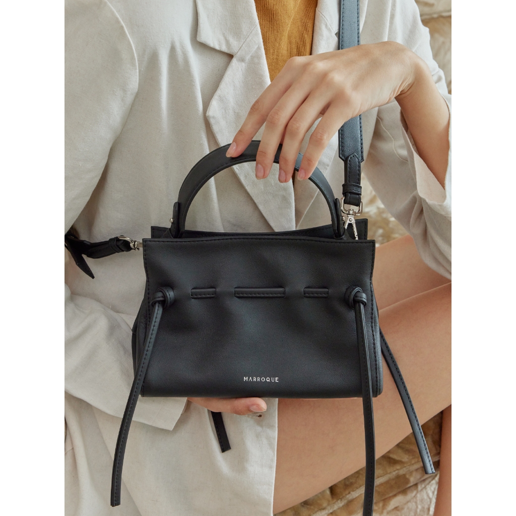 พร้อมส่ง MARROQUE Mini Wendy Leather Crossbody bag ทอกระเป๋าหนังแท้เรียบนุ่ม ทรงขนมจีบ ขนาดเล็ก สี Midnight (ดำ)