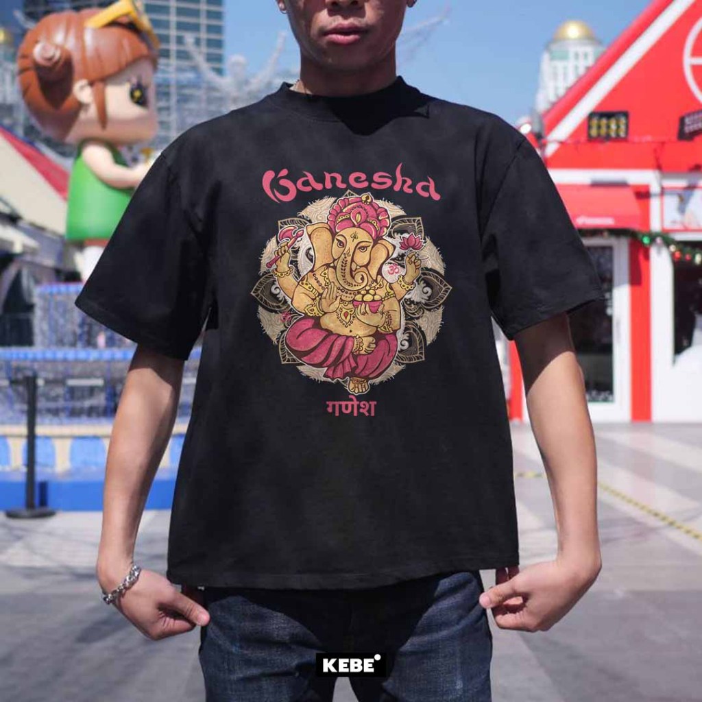 KEBE เสื้อยืด ผ้าคอตตอน no.20 ทรง Boxy Tee คอฟิต สไตล์วัยรุ่นอเมริกา ใส่ได้ทั้งชายและหญิง สกรีนพิมพ์ลาย สีดำ