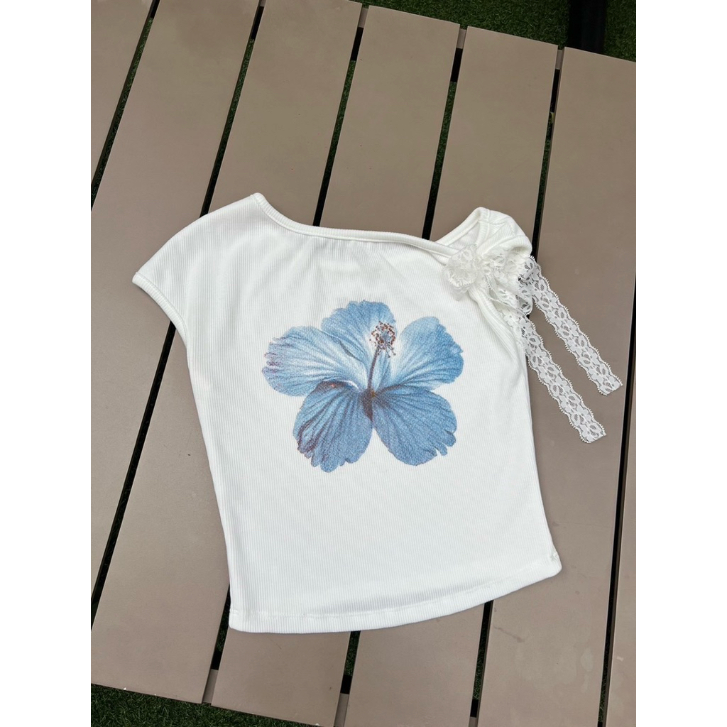 SIS.ON | พร้อมส่ง  เสื้อแขนสั้นไหล่เบี่ยงพิมพ์ลาย ดีเทลผูกลูกไม้ BK ราคา ถูกที่สุด ดีลบีเคเค แกลเลอรีภาพที่ 7
