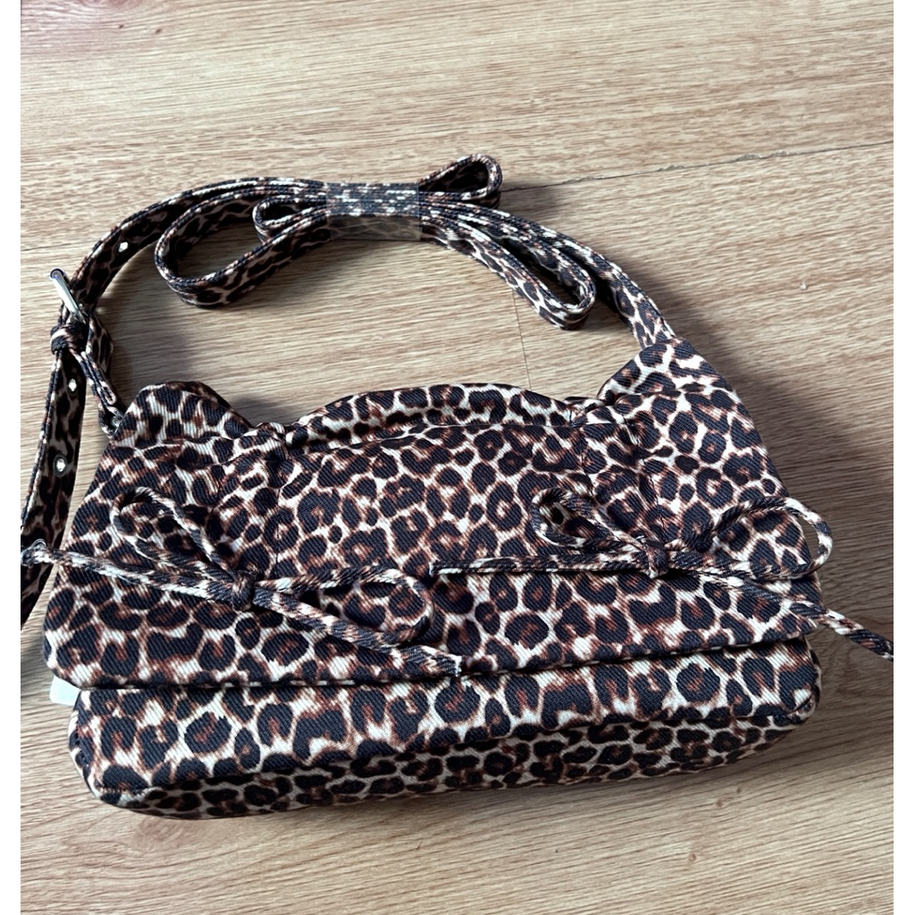 New GU leopard Xbody bag🇯🇵💯