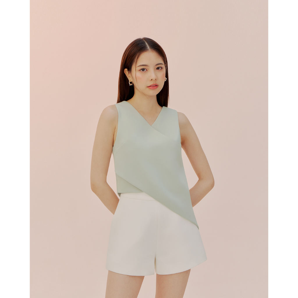 CONT | Lia Top เสื้อแขนกุด คอวี ดีเทลป้ายเฉียง